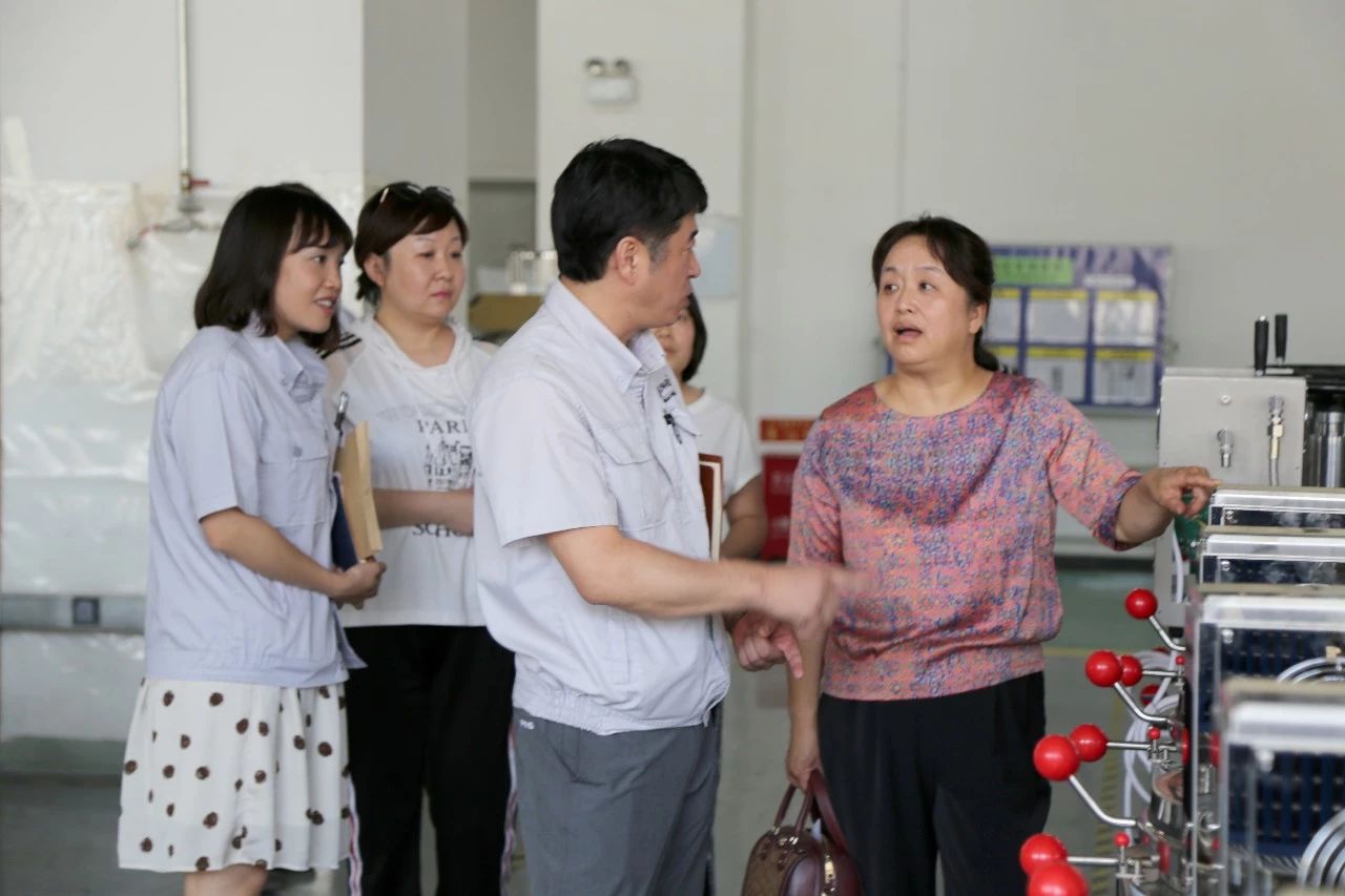 南特助为副主任介绍中药煎药机生产工艺