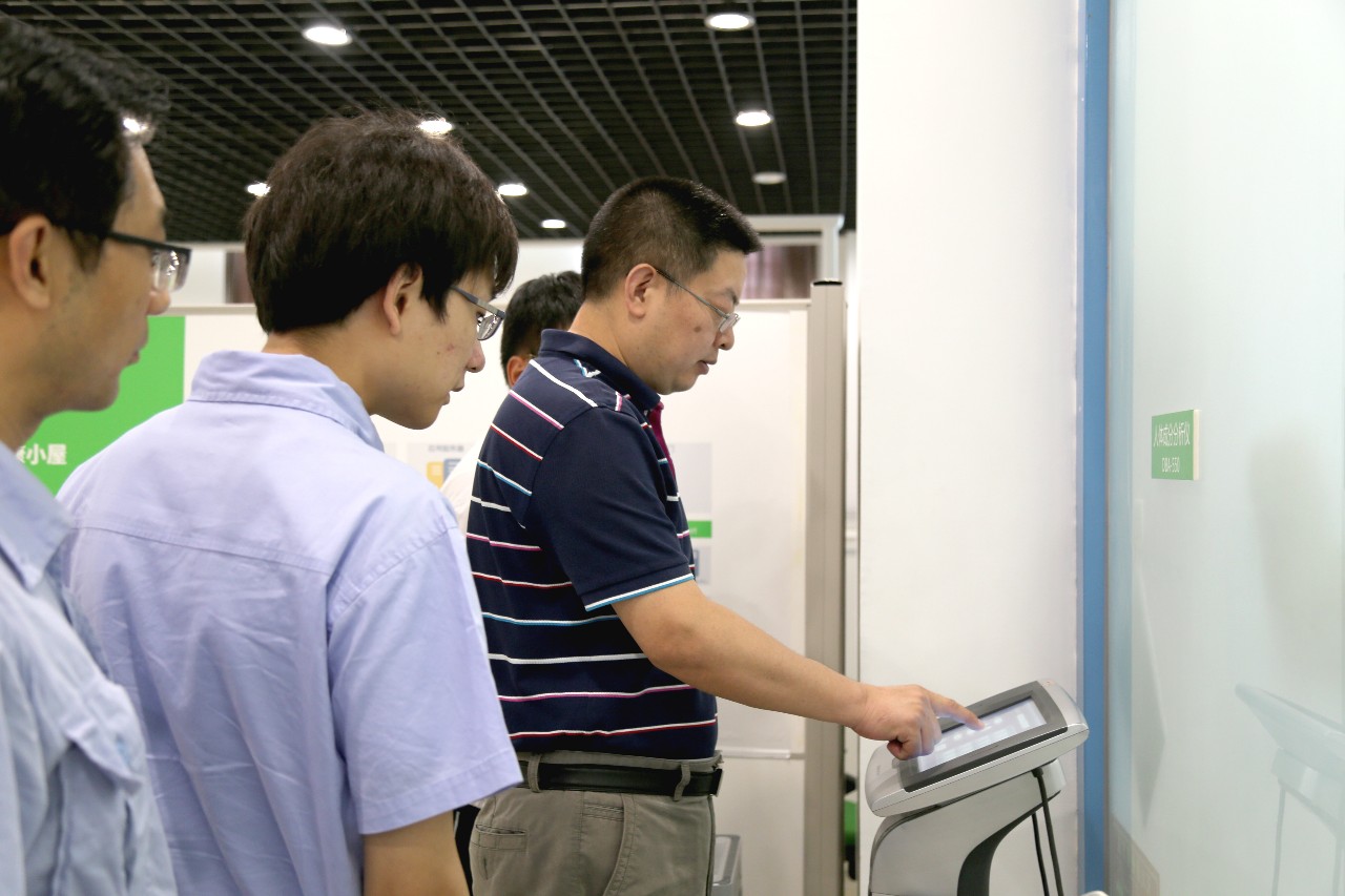 曾波书记现场体验公司产品