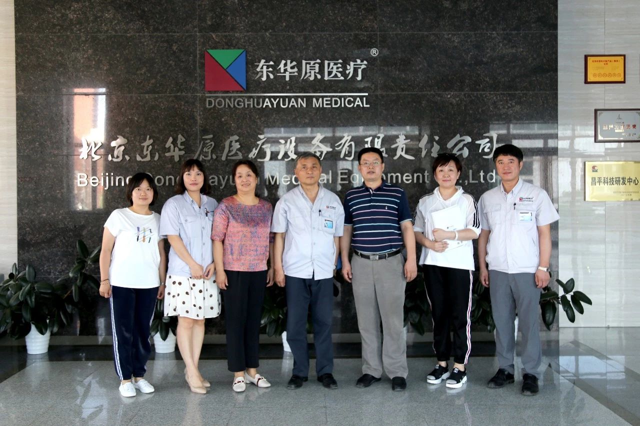 公司领导与到访领导合影