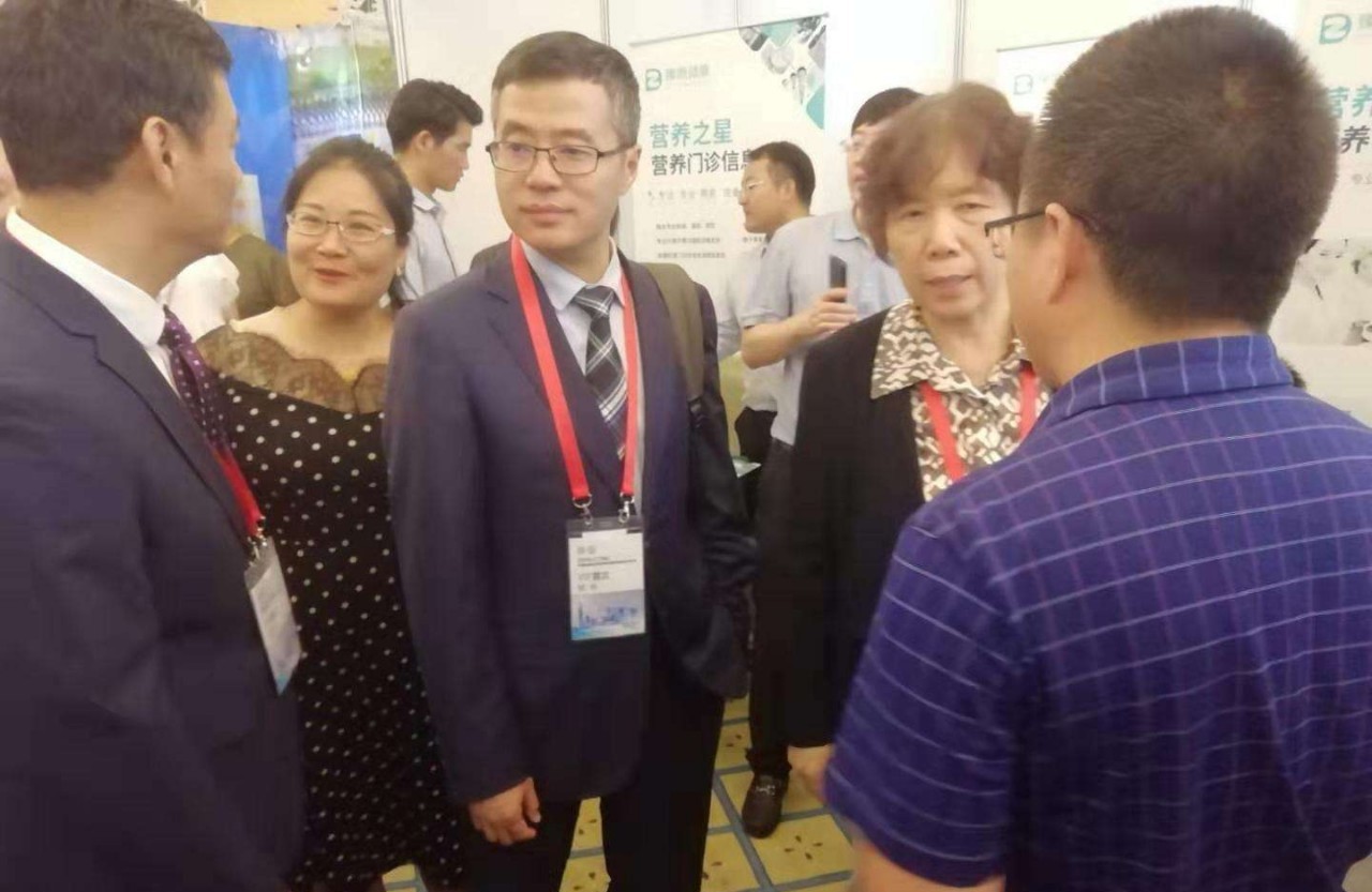 专家领导莅临展台指导工作