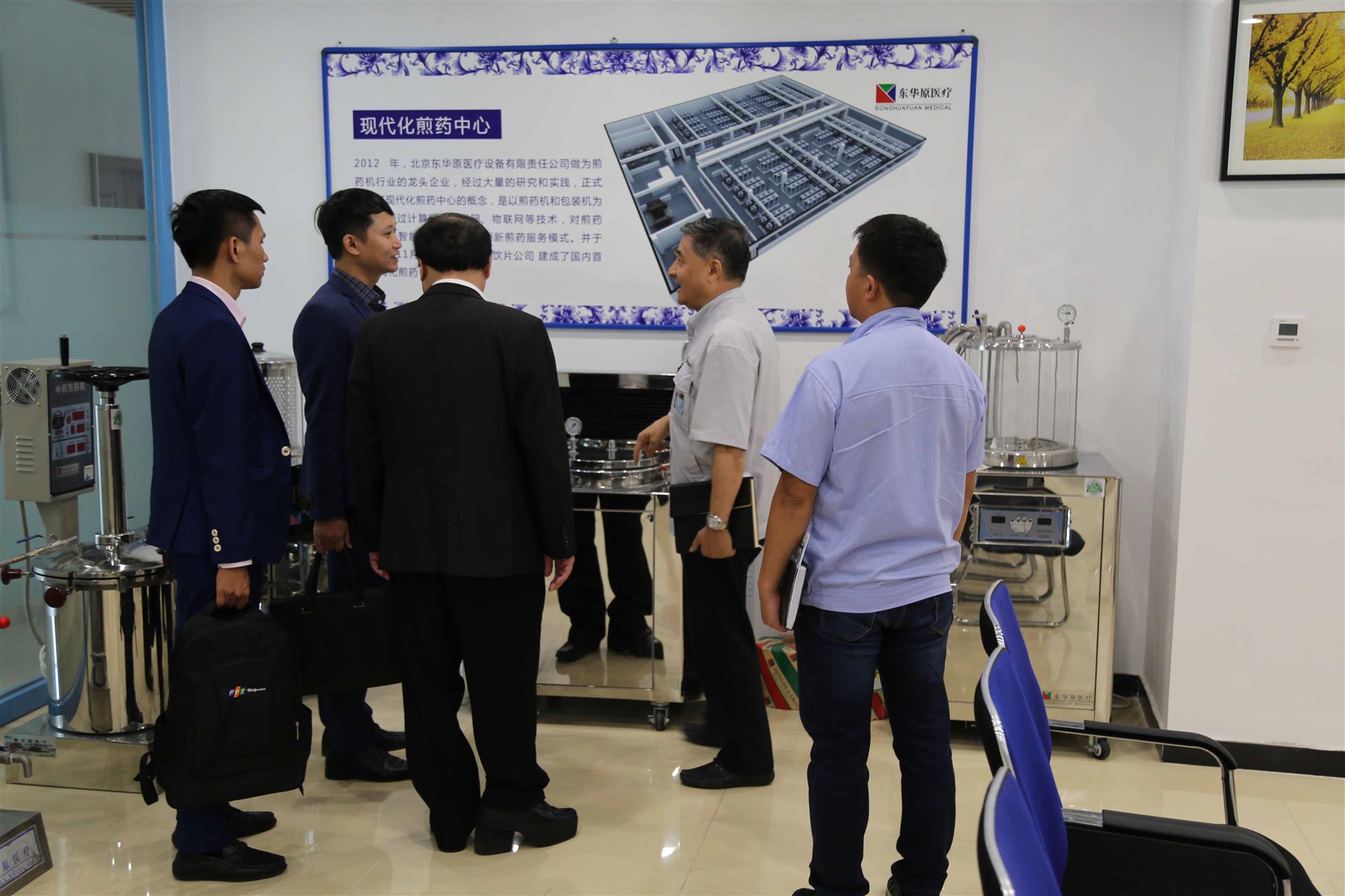 讲解现代化煎药中心