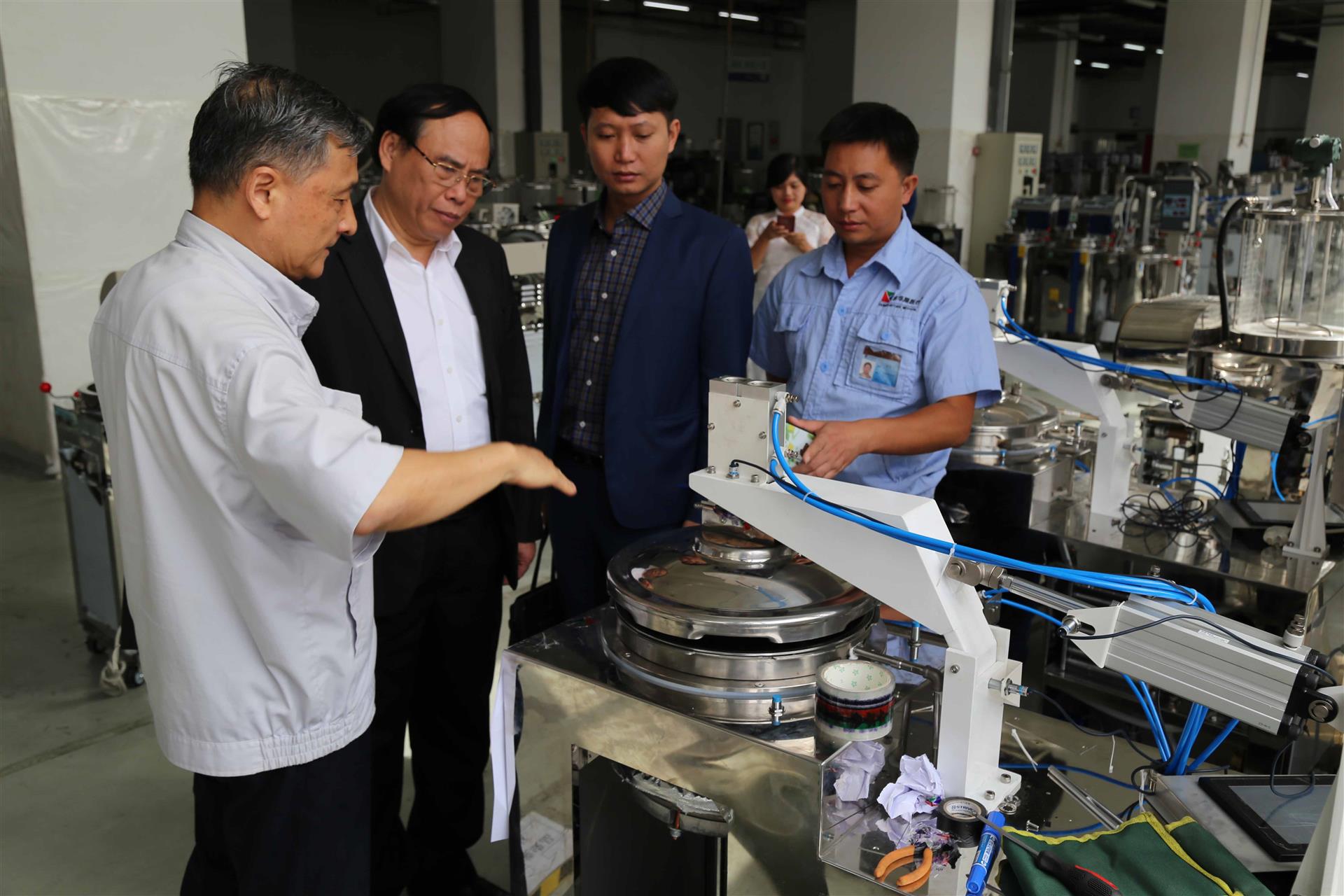 参观煎药机生产车间