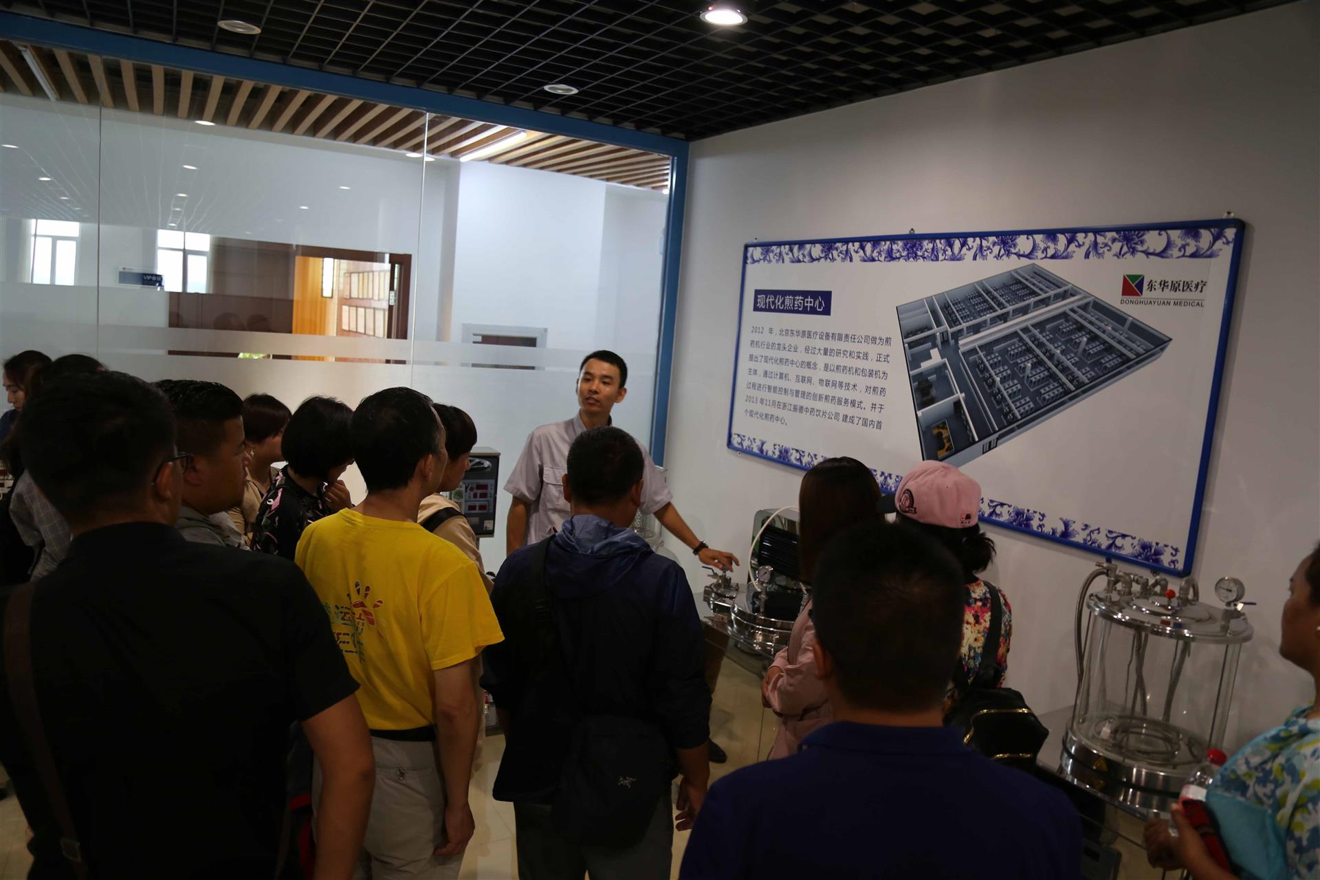 杨总监向来宾介绍智能煎药中心项目 杨总监向来宾介绍智能煎药中心项目