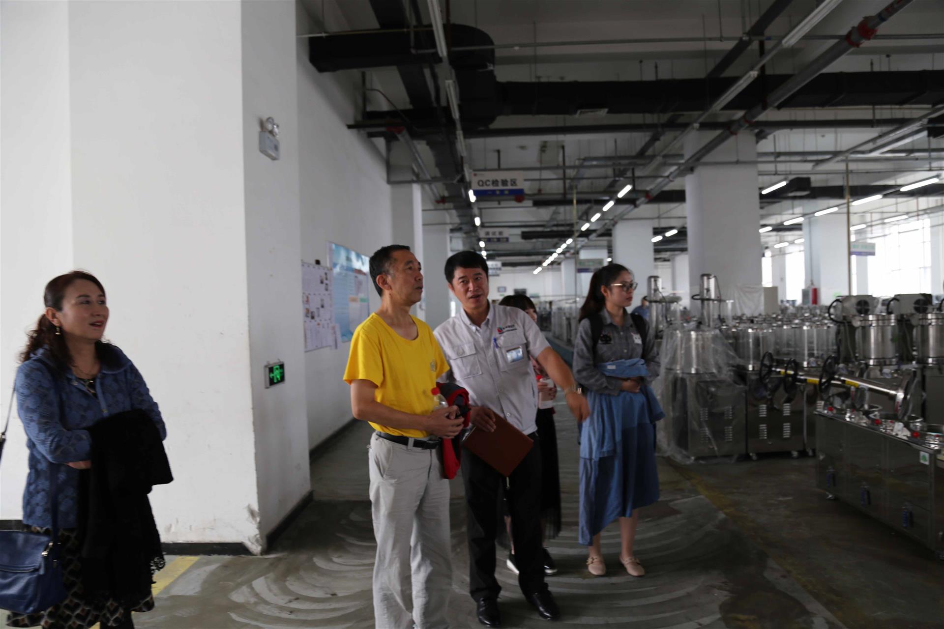 参观煎药机的生产车间 参观煎药机的生产车间